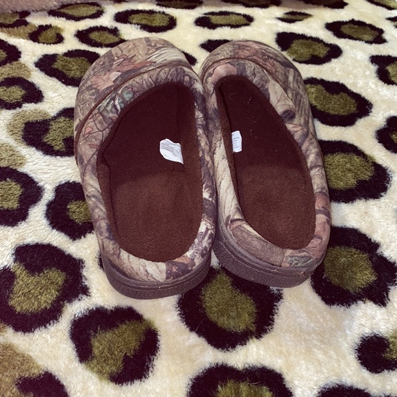 Men’s slip-on camouflaged house slippers. - Picture 3 of 4